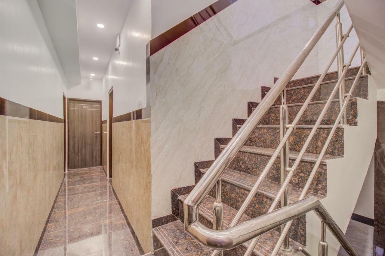 Oyo 42009 Hotel A One Suite Мумбай Екстериор снимка
