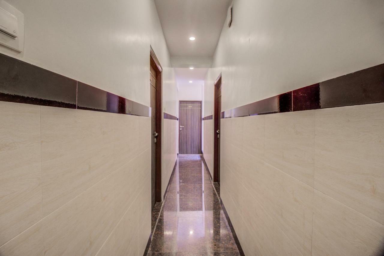 Oyo 42009 Hotel A One Suite Мумбай Екстериор снимка